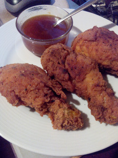 Una foto de Pollo del Coronel Sanders (kfc) con salsa de naranja