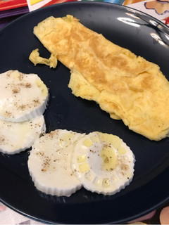 Una foto de Tortilla francesa, acompañada de queso Burgos 0% para la dieta