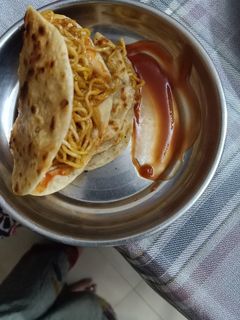મનચાઉ મેગી નૂડલ્સ ફ્રેન્કી (Noodles Frankie Recipe In Gujarati) રેસીપી મુખ્ય ફોટો