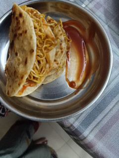 મનચાઉ મેગી નૂડલ્સ ફ્રેન્કી (Noodles Frankie Recipe In Gujarati) રેસીપી મુખ્ય ફોટો