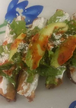 Una foto de Tacos dorados de papa y queso