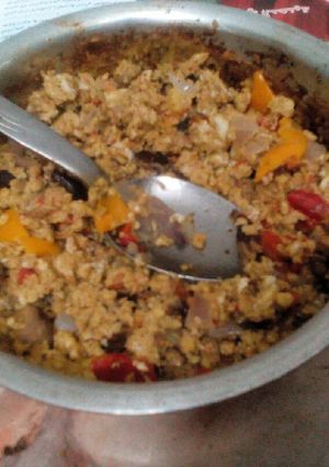 صورة لوصفة شكشوكة بيض بفلفل الوان وطماطم وبصل وكبدة وقلوب الفراخ 🍜🍱😋
