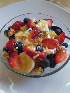 Una foto de Desayuno Con Yogurt de Banana Y Frutos Rojos