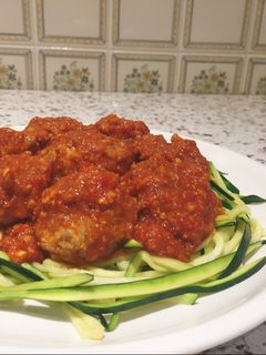 Hình của món Spaghetti bí ngòi và gà tây viên.