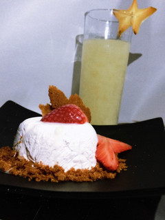 Una foto de Mousse de fresa con coulis de coco y masa quebrada