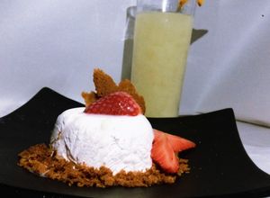 Una foto de Mousse de fresa con coulis de coco y masa quebrada