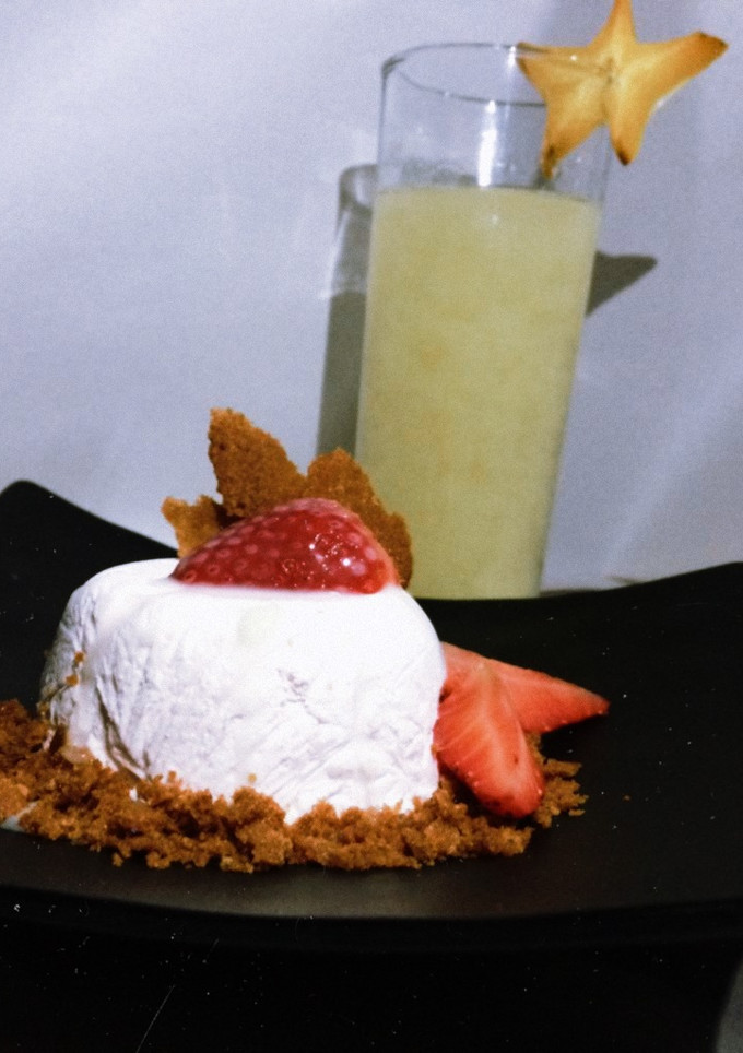 Una foto de Mousse de fresa con coulis de coco y masa quebrada