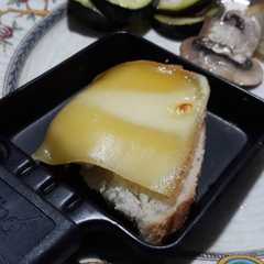 Una foto de Haciendo una raclette en casa