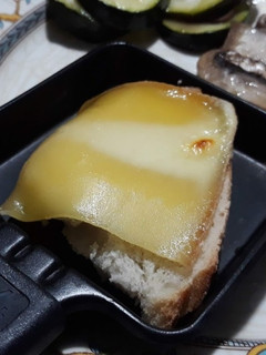 Una foto de Haciendo una raclette en casa