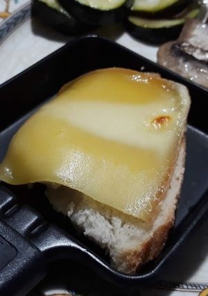 Una foto de Haciendo una raclette en casa