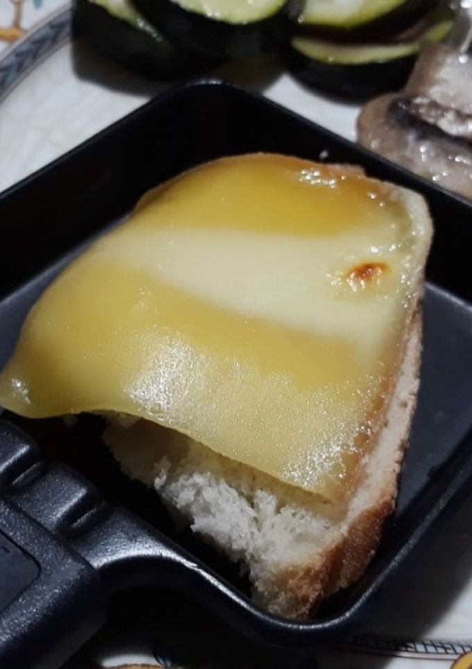 Una foto de Haciendo una raclette en casa