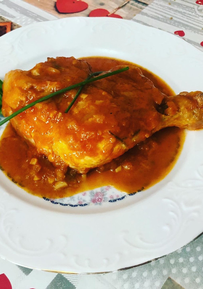 Una foto de Pollo en salsa de cebolla y setas