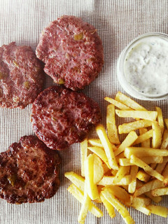 Una foto de Hamburguesas de cerdo y aceitunas