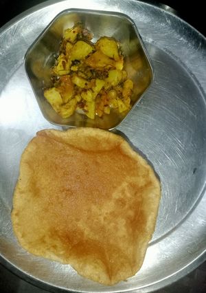 पूरी (Puri recipe in hindi) रेसिपी मुख्य फोटो