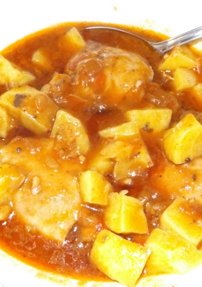 Una foto de Patatas con pollo y salsa de cerveza