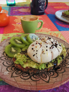 Foto principal de Tostada de aguacate y huevo poché