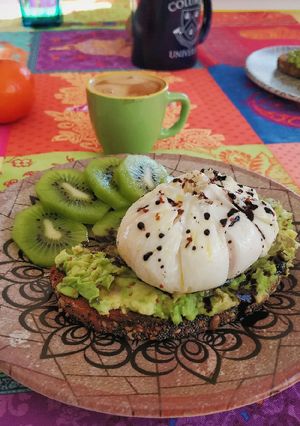 Foto principal de Tostada de aguacate y huevo poché