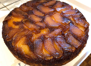 Una foto de Torta de manzanas invertida🍎🍏