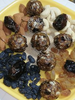 खजूर ड्रायफ्रुट लाडु (khajur dry fruits ladoo recipe in marthi) रेसिपी चे मुख्य फोटो 