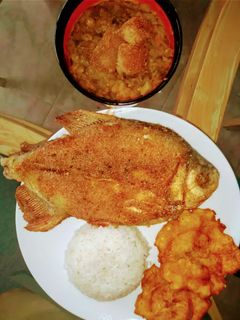 Una foto de Almuerzo casero, lentejas express y cachama frita