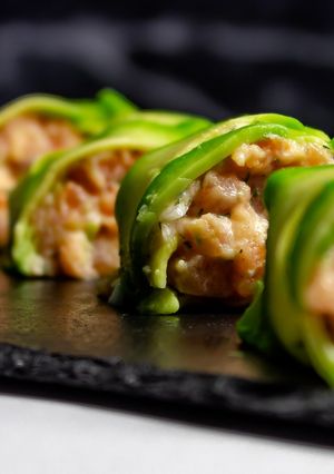 Una foto de Falso nigiri de salmón y aguacate