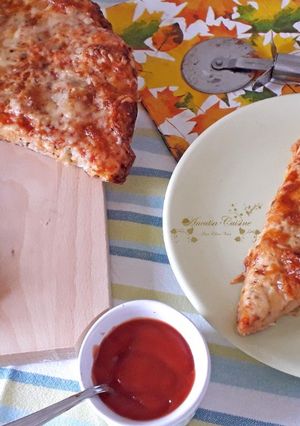 O poză a rețetei Pizza cu brânzeturi.