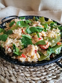 Una foto de Arroz con tirabeques, setas y espinacas
