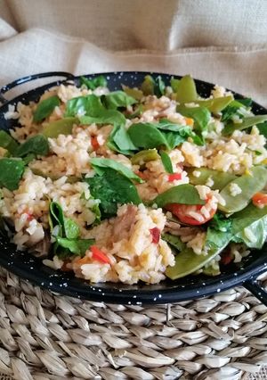 Una foto de Arroz con tirabeques, setas y espinacas