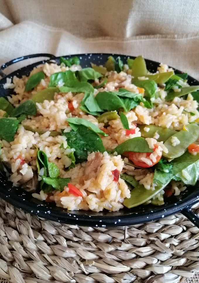 Una foto de Arroz con tirabeques, setas y espinacas