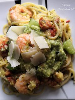 Une photo de Spaghettis Scampis à la crème de pesto courgettes et tomates 🇮