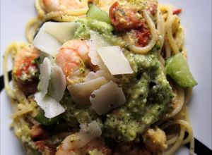 Une photo de Spaghettis Scampis à la crème de pesto courgettes et tomates 🇮
