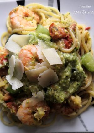 Une photo de Spaghettis Scampis à la crème de pesto courgettes et tomates 🇮