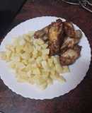 Jamoncitos de pollo embarrados en mojo y asados en freidora de aire con papas fritas