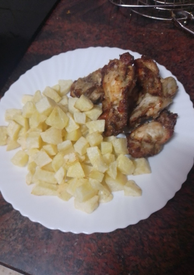 Una foto de Jamoncitos de pollo embarrados en mojo y asados en freidora de aire con papas fritas
