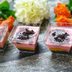 A picture of Oreo mango pudding shots.