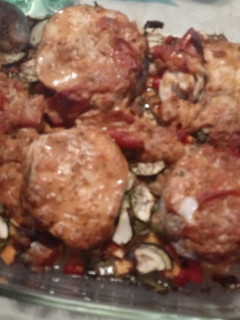 Una foto de Merluza al horno con verduritas y salsa de mostaza