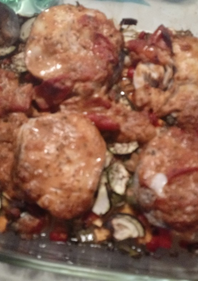 Una foto de Merluza al horno con verduritas y salsa de mostaza