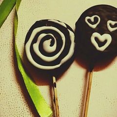 A picture of Oreo Lollipops.