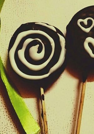 A picture of Oreo Lollipops.