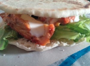 Una foto de Kebab de pollo