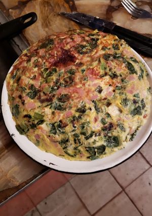 Una foto de Tortilla de acelga, jamón y queso