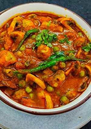 मटर मशरूम की मसालेदार सब्जी रेसिपी मुख्य फोटो