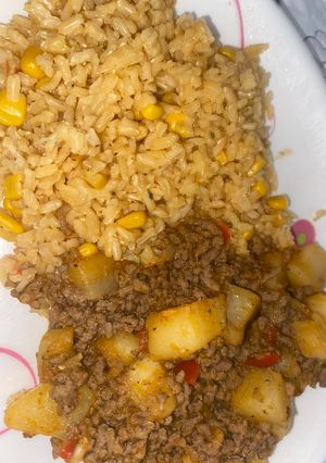 Una foto de Arroz amarillo con carne molida y papas