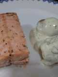 Salmón al horno con patatitas parisinas en salsa tártara
