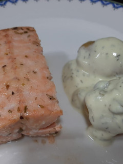 Una foto de Salmón al horno con patatitas parisinas en salsa tártara