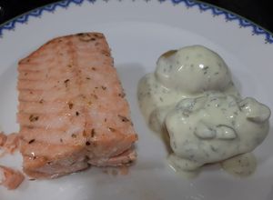 Una foto de Salmón al horno con patatitas parisinas en salsa tártara
