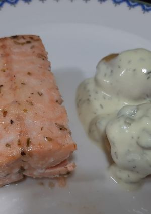 Una foto de Salmón al horno con patatitas parisinas en salsa tártara