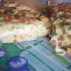 Una foto de Tortilla de papa rellena de paleta y queso
