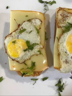 Una foto de Tostadas con huevo de codorniz