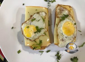 Una foto de Tostadas con huevo de codorniz